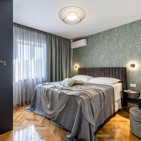 Apartment Noire